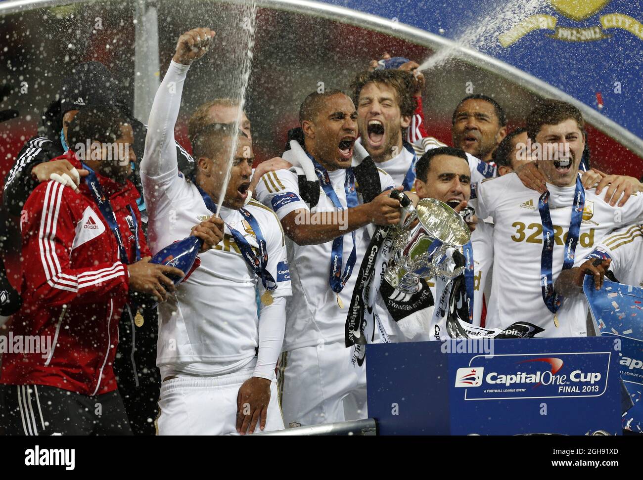 Ashley Williams von Swansea mit der Trophäe während des Capital One Cup Finals zwischen Bradford City und Swansea City am 24. Februar 2013 im Wembley Stadium in London, Großbritannien. Stockfoto