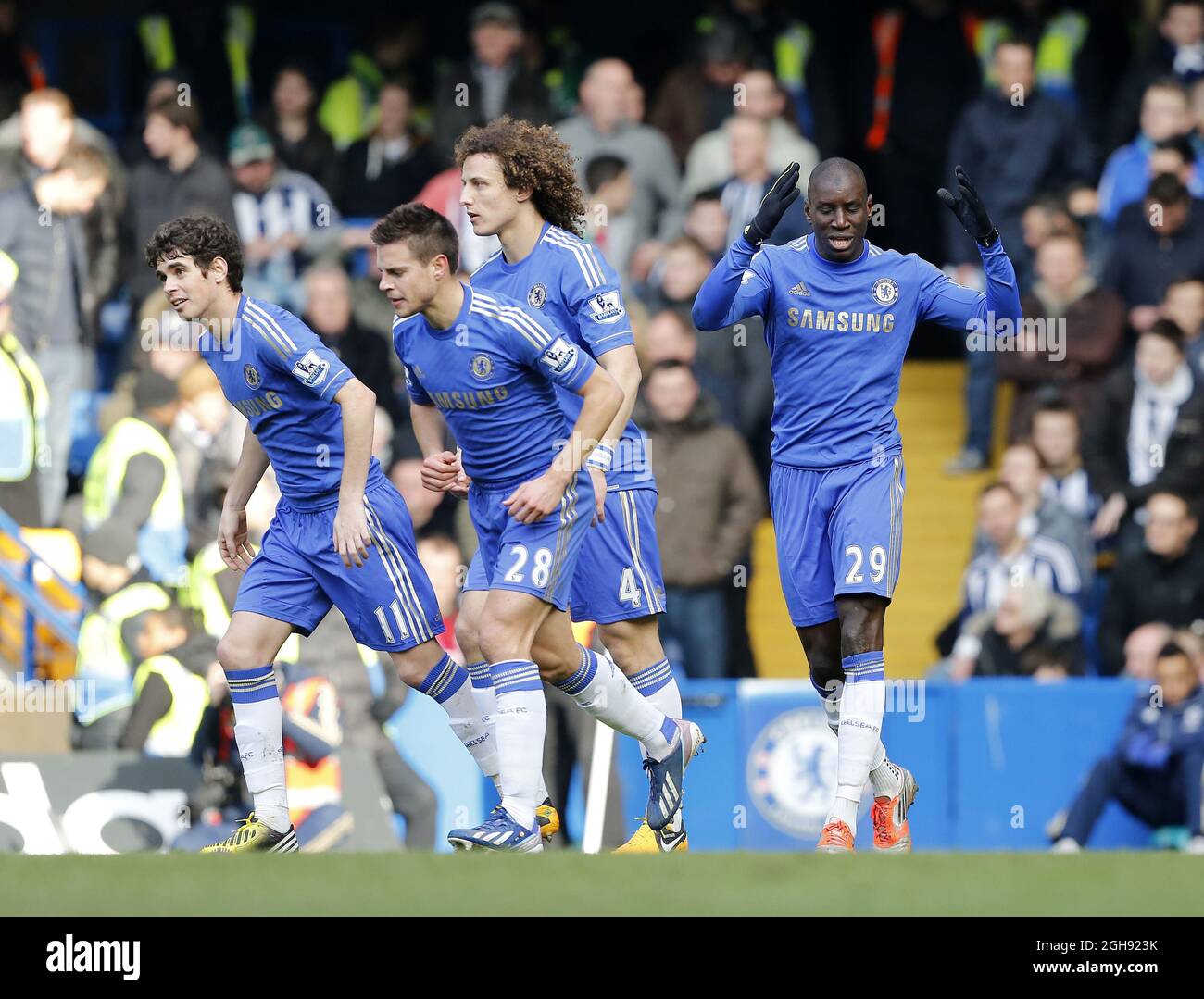 Chelsea's Demba Ba feiert das Tor zum Auftakt seiner Seite beim Spiel der Barclays Premier League zwischen Chelsea und West Bromwich Albion am 2. März 2013 in Stamford Bridge in London, Großbritannien. Stockfoto