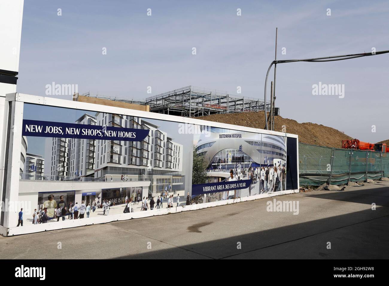 Der Bau des neuen Stadions beginnt während des Barclays Premier League-Spiels zwischen Tottenham Hotspur und Everton an der White Hart Lane in London am 7. April 2013. Stockfoto