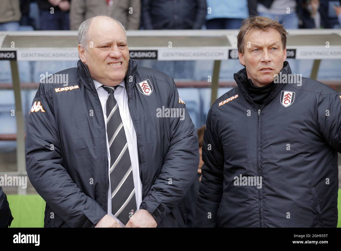 Fulham-Manager Martin Jol (links) und Cheftrainer Michael Lindeman beim Barclays Premier League-Spiel zwischen Aston Villa und Fulham, das am 13. April 2013 im Villa Park in Birmingham, Großbritannien, stattfand. Foto: Malcolm Couzens Stockfoto