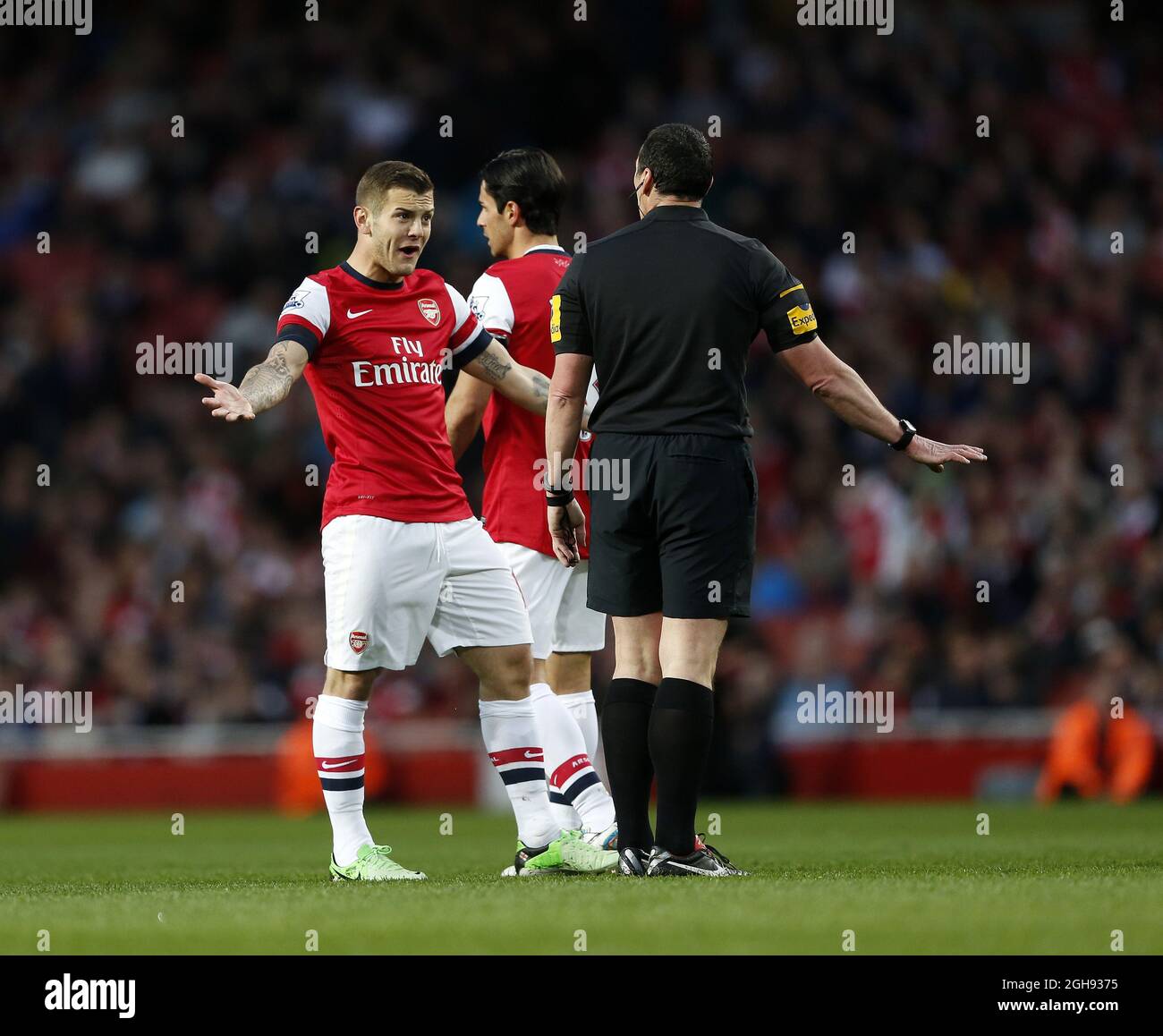 Jack Wilshere von Arsenal appelliert an den Schiedsrichter Neil Swarbrick, nachdem er während des Barclays Premiership-Spiels zwischen Arsenal und Everton im Emirates Stadium, London, am 16. April 2013 mit Evertons Marouane Fellaini gezettelt hatte. Stockfoto