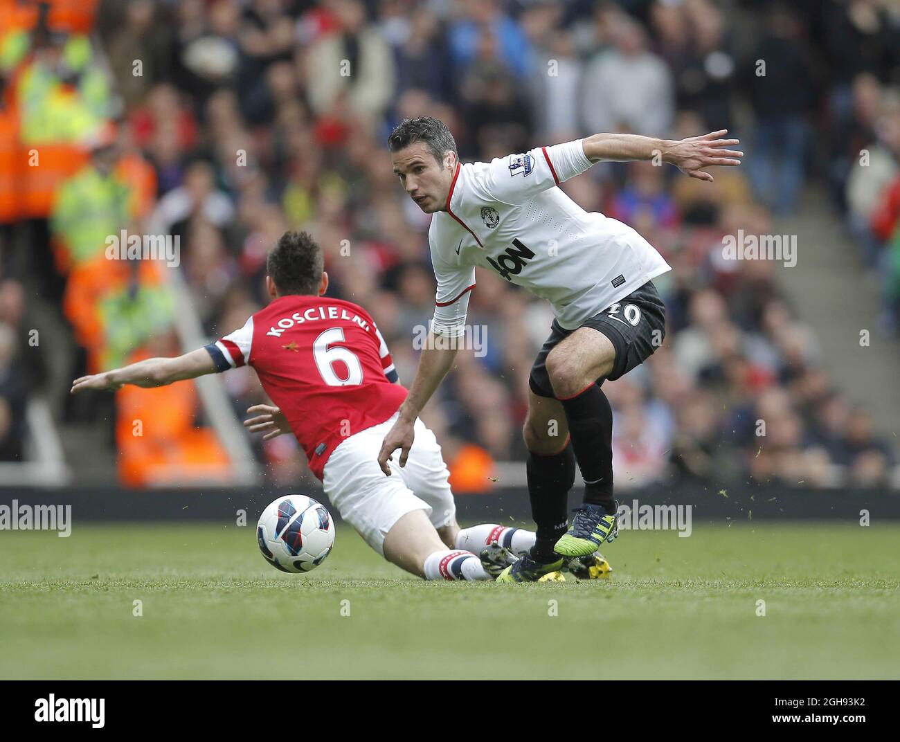 Robin van Persie überspringt den geerdeten Laurent Koscielny von Arsenal während des Spiels der Barclays Premier League zwischen Arsenal und Manchester United im Emirates Stadium, London, am 28. April 2013. Stockfoto