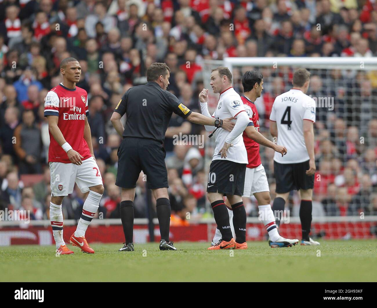 Mit Wayne Rooney von Manchester United spricht Schiedsrichter Phil Dowd während des Spiels der Barclays Premier League zwischen Arsenal und Manchester United im Emirates Stadium, London, am 28. April 2013. Stockfoto