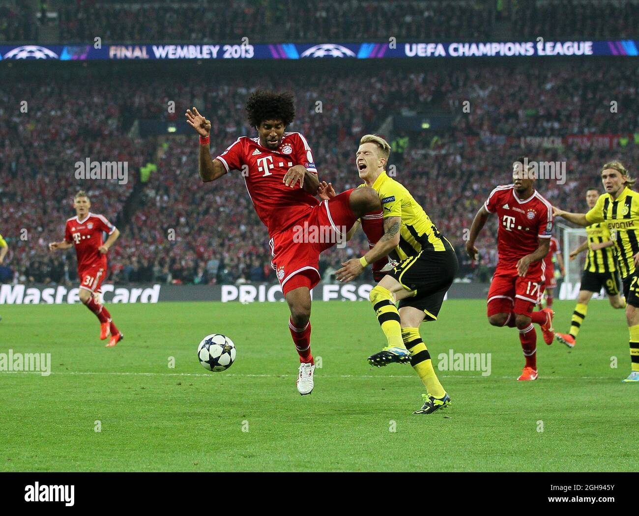 Der Dortmunder Marco Reus wird am 25. Mai 2013 beim UEFA Champions League-Finale  zwischen Borussia Dortmund und Bayern München im Wembley-Stadion in London,  Großbritannien, vom Münchner Dante wegen einer Strafe verurteilt. Pic