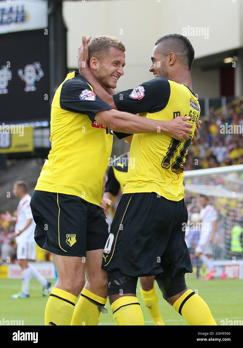 Watfords Lewis McGugan feiert das vierte Tor seiner Mannschaft mit Almen Abdi während des Sky Bet Championship-Spiels zwischen Watford und AFC Bournemouth, das am 10. August 2013 in der Vicarage Road in Watford, Großbritannien, stattfand. Foto: David Klein Stockfoto