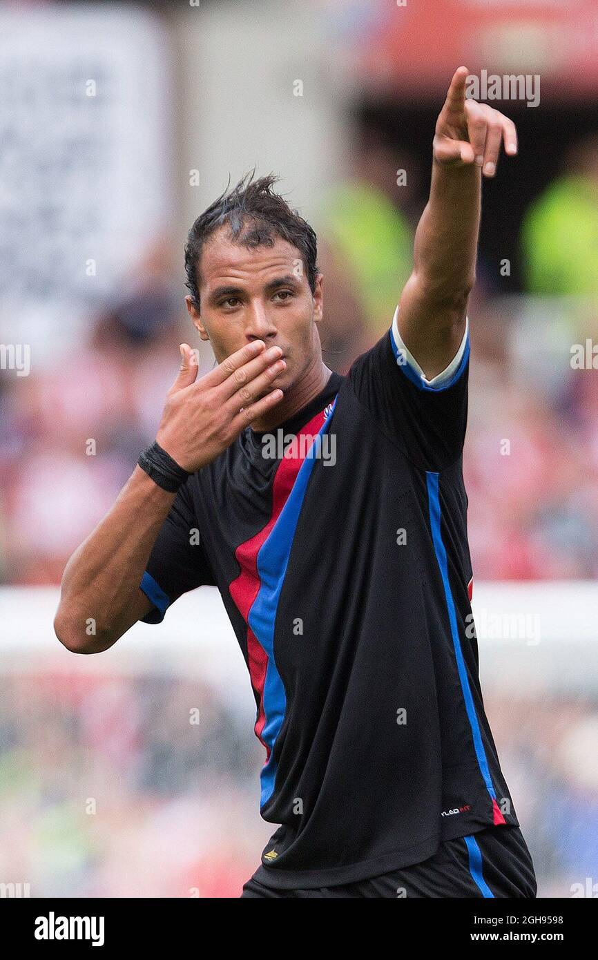 Marouane Chamakh von Crystal Palace feiert sein Eröffnungstreffer während des Barclays Premier League-Spiels zwischen Stoke City und Crystal Palace im Britannia Stadium in Manchester, Großbritannien am 24. August 2013. Stockfoto