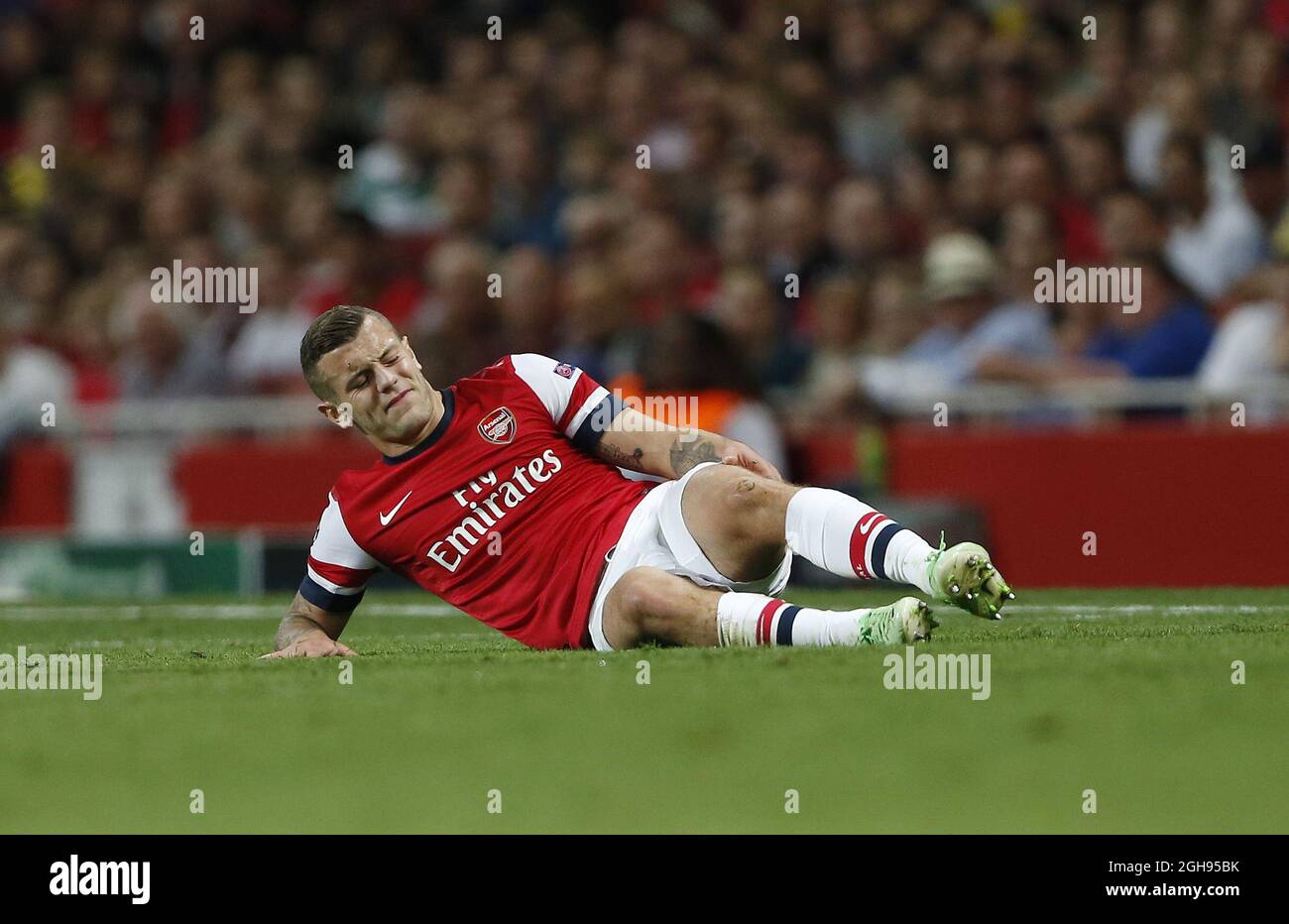 Jack Wilshere von Arsenal wird während des UEFA Champions League Qualifikationsrunden-Spiels zwischen Arsenal aus England und Fenerbahce aus der Türkei am 27. August 2013 im Emirates Stadium in London, England, geschlagen. Stockfoto