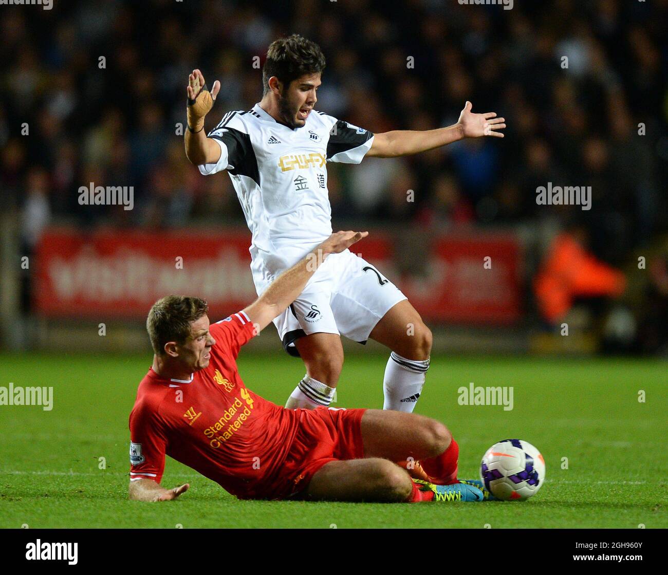 Jordan Henderson von Liverpool tagt Alejandro Pozuelo von Swansea City während des Barclays Premier League-Spiels zwischen Swansea City und Liverpool am 16. September 2013 im Liberty Stadium, Swansea, Großbritannien. Stockfoto