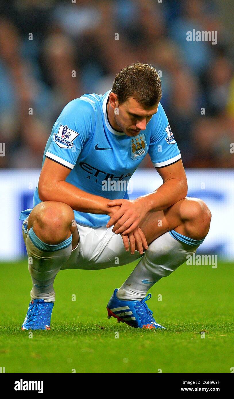 Edin Dzeko von Manchester City während des Capital One Cup, des dritten Rundenmatches zwischen Manchester City und Wigan Athletic am 24. September 2013 im Etihad Stadium in Manchester. Stockfoto