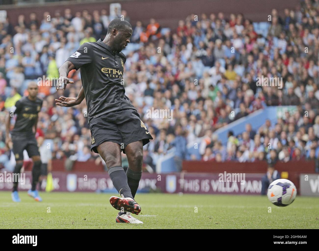 Yaya Toure eröffnet das Tor für Manchester City mit einem abgelenkten Schuss auf das Tor während des Barclays Premier League-Spiels zwischen Aston Villa und Manchester City am 28. September 2013 im Villa Park in Birmingham, West Midlands, Großbritannien. Stockfoto