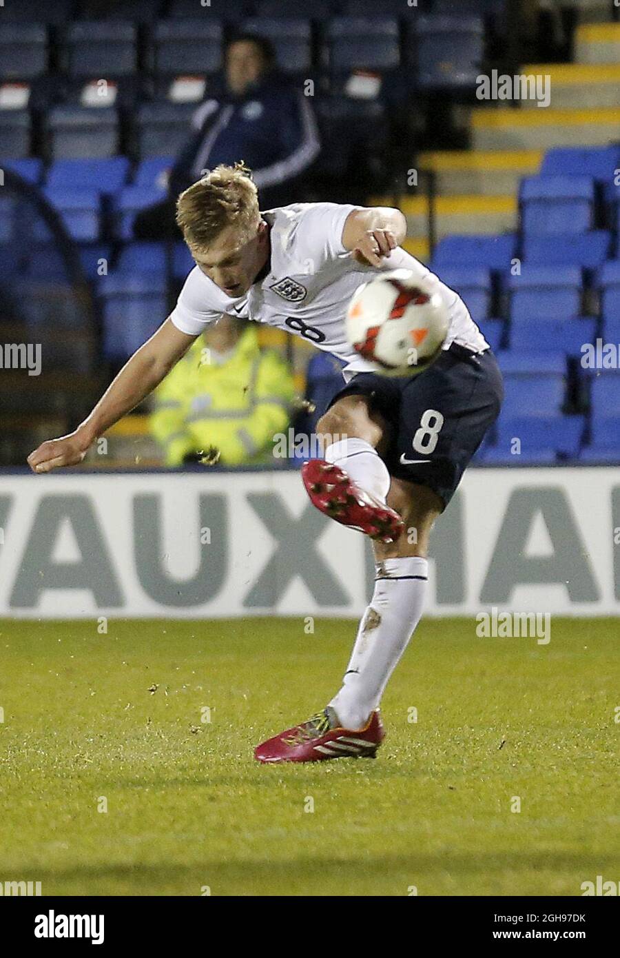 James ward-Prowse erzielt das vierte Tor des Spiels für England beim Spiel Football UEFA European Under 21 Championship 2013 zwischen England und San Marino am 19. November 2013 in Shrewsbury, Großbritannien - Stockfoto