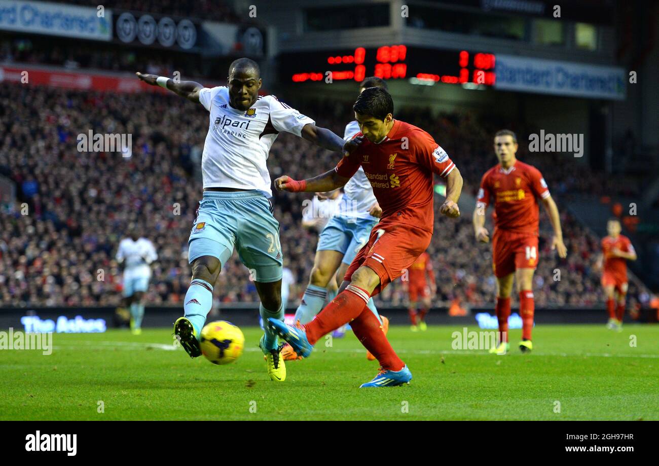 Luis Suarez von Liverpool hat als Guy Demel von West Ham United beim Barclays Premier League-Spiel zwischen Liverpool und West Ham United am 7. Dezember 2013 im Anfield Stadium in Liverpool, Großbritannien, einen Torschuss erhalten. Simon Bellis. Stockfoto