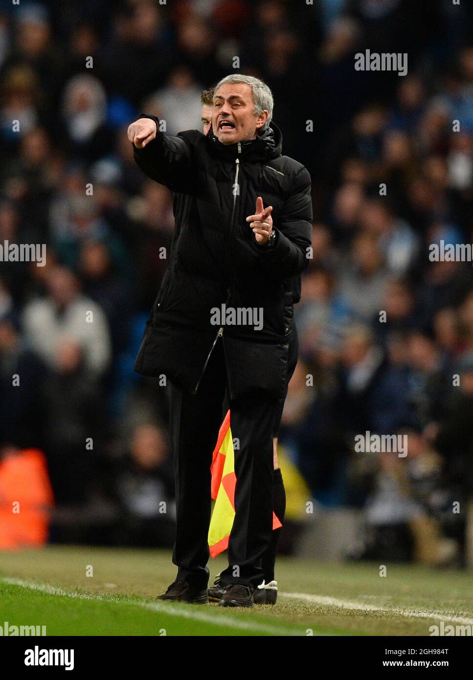 Jose Mourinhos Manager von Chelsea reagiert auf der Touchline während des Barclays Premier League-Spiels zwischen Manchester City und Chelsea im Etihad Stadium in Manchester, England am 03. Februar 2014. Stockfoto