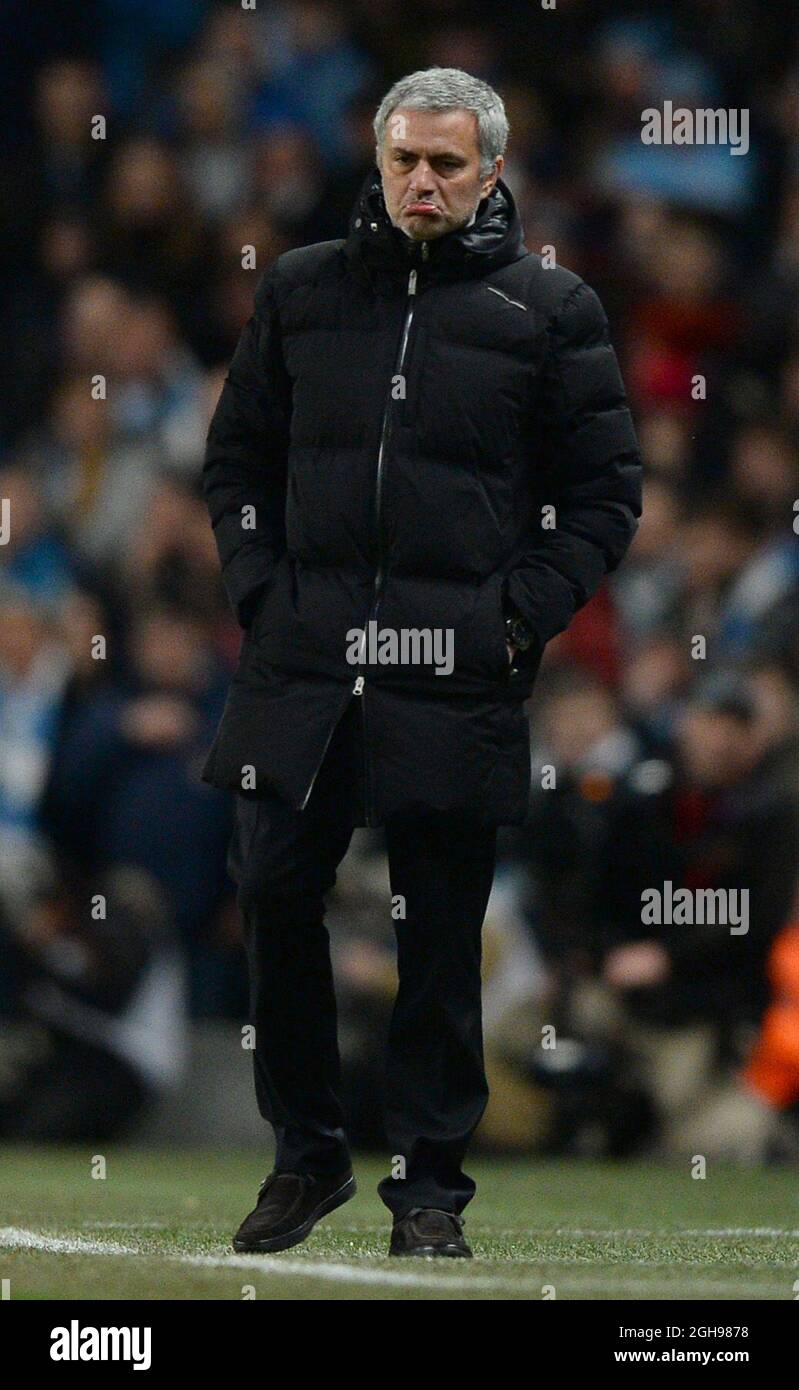 Jose Mourinhos Manager von Chelsea reagiert auf der Touchline während des Barclays Premier League-Spiels zwischen Manchester City und Chelsea im Etihad Stadium in Manchester, England am 03. Februar 2014. Stockfoto