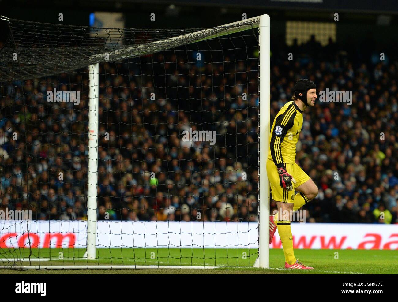 Petr Cech von Chelsea klopft beim Barclays Premier League-Spiel zwischen Manchester City und Chelsea am 03. Februar 2014 im Etihad Stadium in Manchester, England, Schlamm von seinem Stiefel. Stockfoto