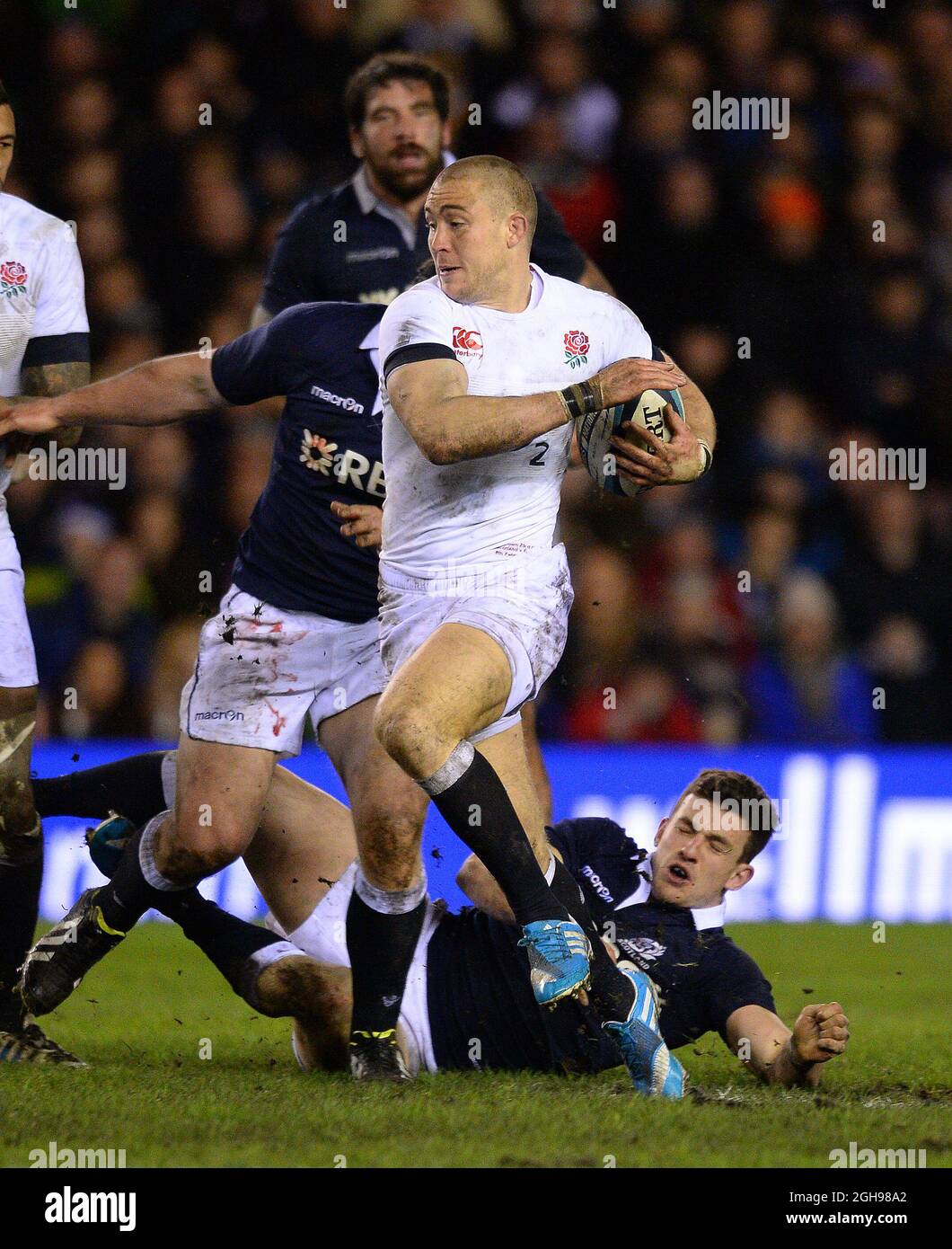 Mike Brown aus England macht beim Rugby Union RBS 6 Nations-Spiel zwischen Schottland und England, das am 8. Februar 2014 im Murrayfield Stadium in Edinburgh, Schottland, stattfand, eine Pause. Stockfoto