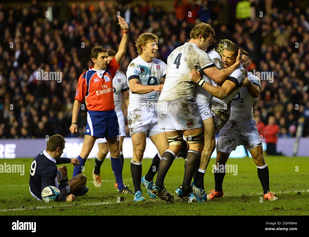 Luther Burrell aus England feiert beim Rugby Union RBS 6 Nations Match zwischen Schottland und England, das am 8. Februar 2014 im Murrayfield Stadium in Edinburgh, Schottland, stattfand, den ersten Versuch. Stockfoto