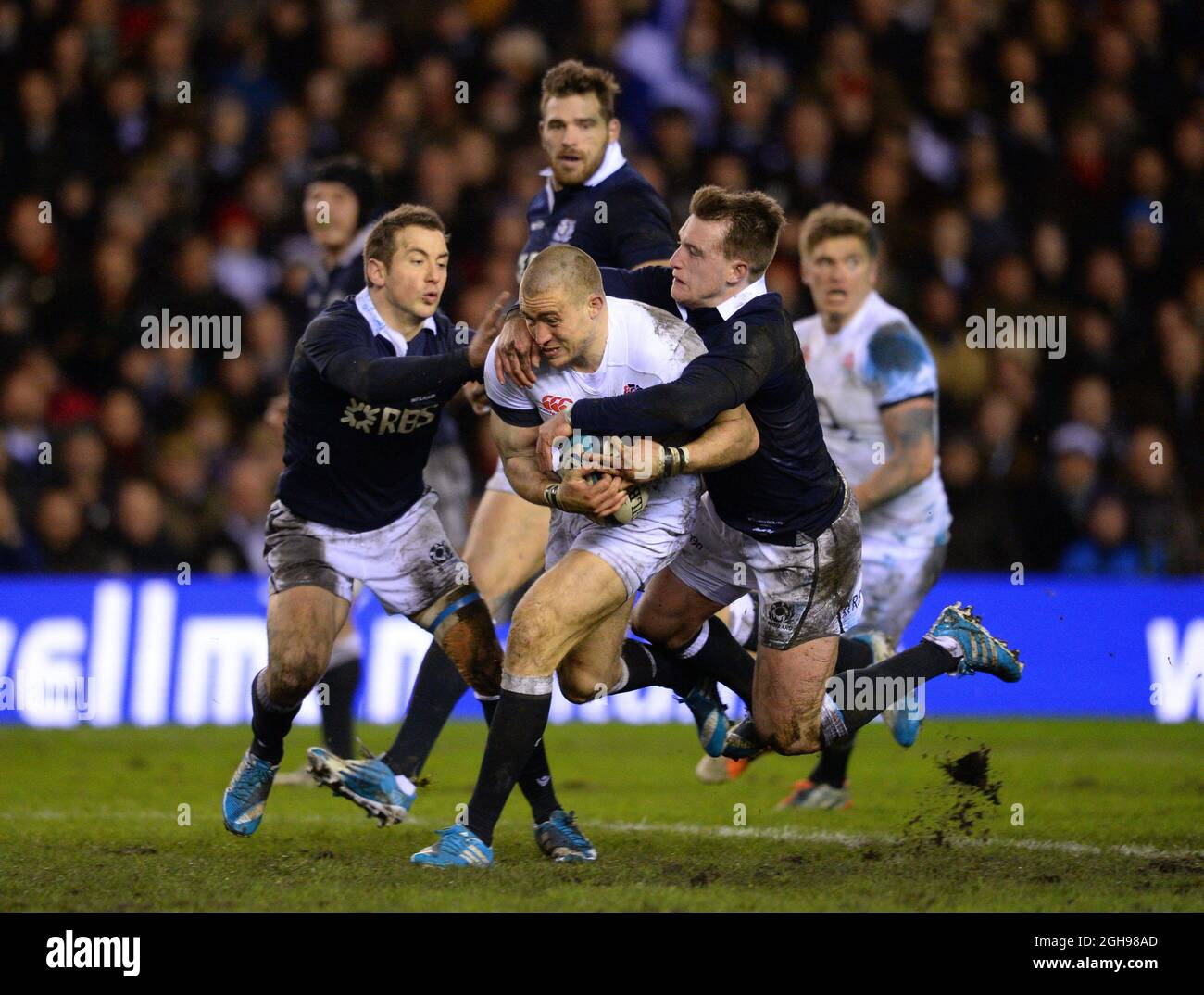 Mike Brown aus England macht eine Pause und wird vom schottischen Stuart Hogg während des Rugby-Union RBS 6 Nations-Spiels zwischen Schottland und England am 8. Februar 2014 im Murrayfield Stadium in Edinburgh, Schottland, angegangen. Stockfoto