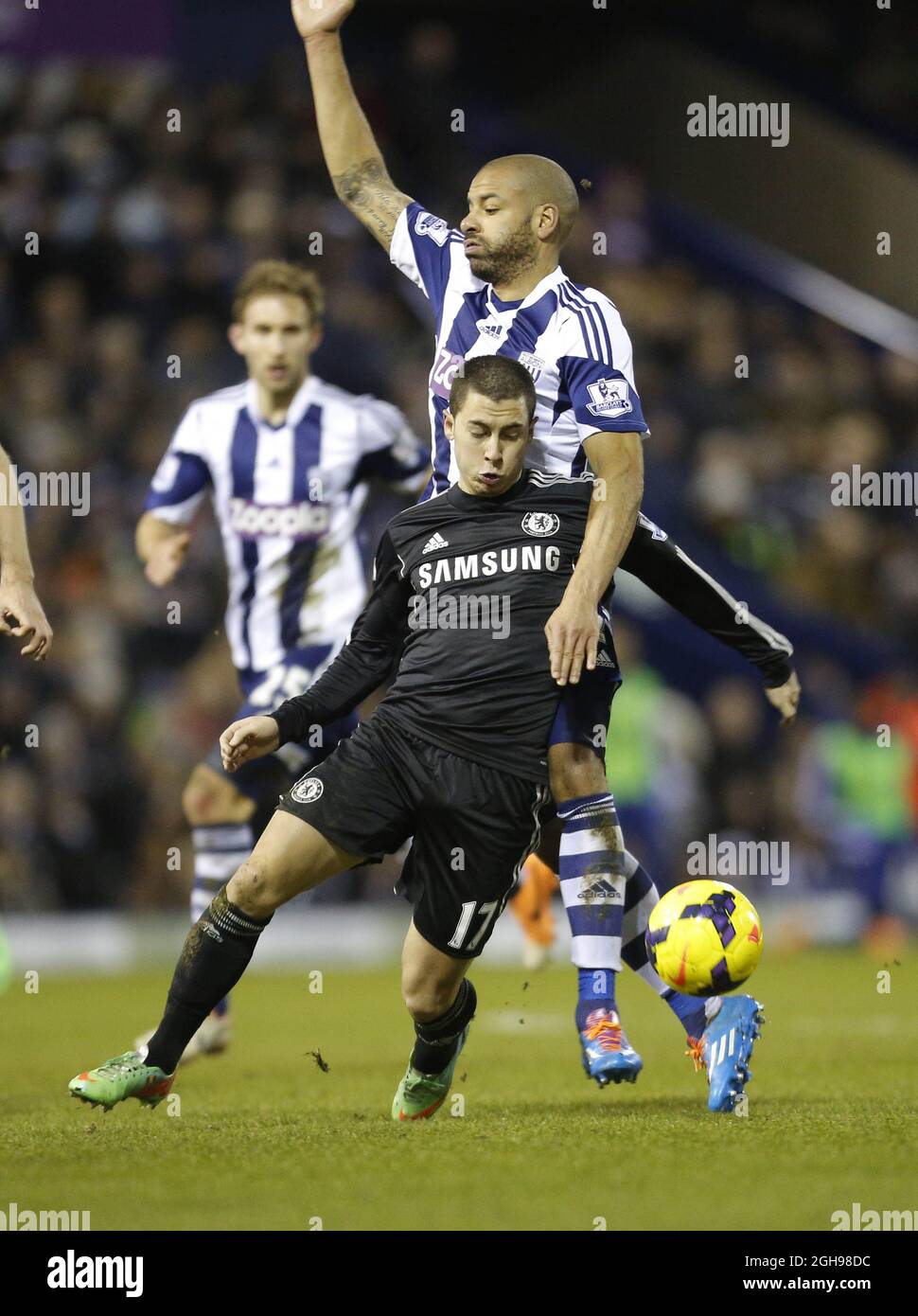 Eden Hazard of Chelsea konkurriert mit Steven Reid von West Brom während des Barclays Premier League-Spiels zwischen West Bromwich Albion und Chelsea, das am 11. Februar 2014 in den Hawthorns in West Bromwich, West Midlands, Großbritannien, stattfand - Malcolm Couzens. Stockfoto