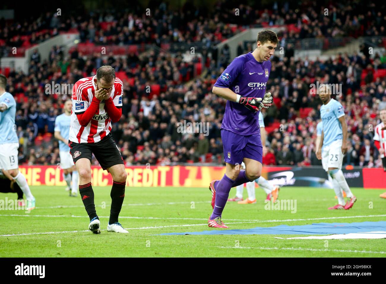 Steven Fletcher von Sunderland hält seinen Kopf in den Händen, nachdem er beim Ligapokal-Finale zwischen Manchester City und Sunderland am 2. März 2014 im Wembley Stadium, London, Großbritannien, eine verpasste Chance auf das Tor hatte. Stockfoto