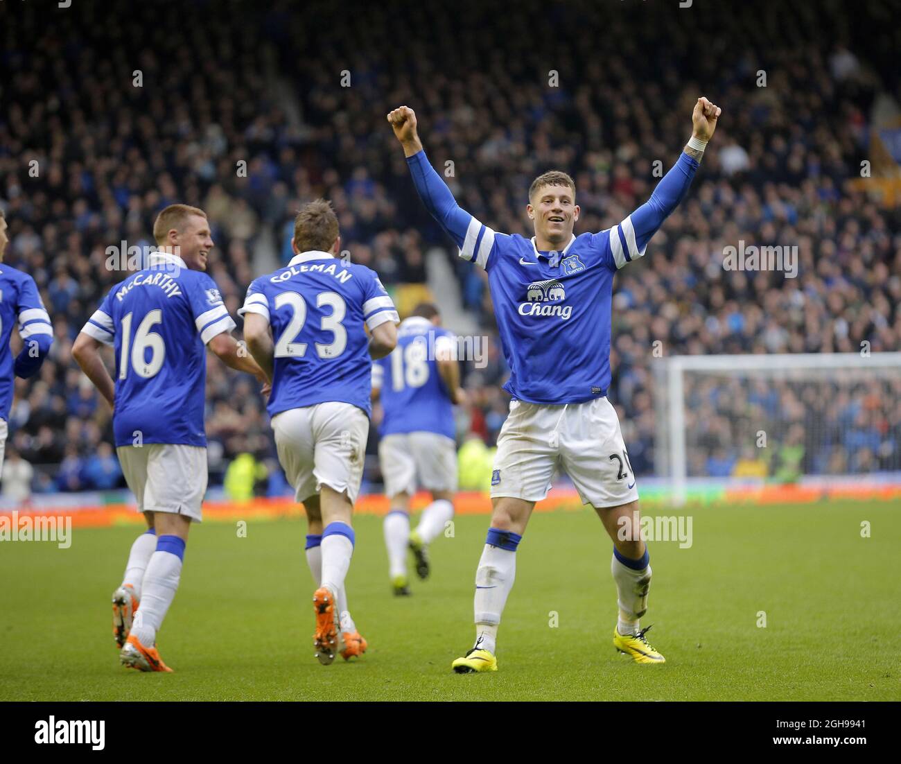 Ross Barkley von Everton feiert das dritte Tor des Spiels für seine Seite während des Barclays Premier League-Spiels zwischen Everton und Swansea City, das am 22. März 2014 im Goodison Park Stadium in Liverpool, England, stattfand. Pic Malcolm Couzens Stockfoto