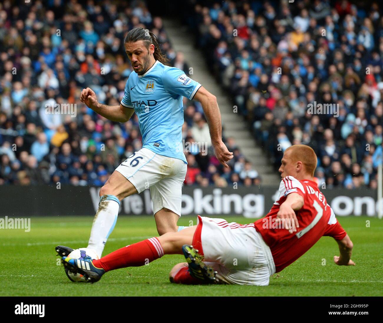 Martin Demichelis von Manchester City blockiert einen Schuss von Steve Sidwell von Fulham während des Barclays Premier League-Spiels zwischen Manchester City und Fulham, das am 22. März 2014 im Etihad Stadium in Manchester, England, stattfand. Pic Simon Bellis Stockfoto