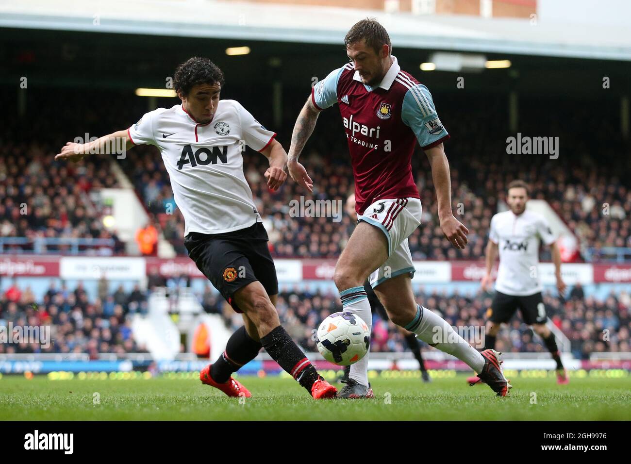 George McCartney von West Ham und Rafael Da Silva von Manchester United in Aktion während des Barclays Premier League-Spiels zwischen West Ham United und Manchester United am 22. März 2014 im Upton Park in London, England. Pic Charlie Forgham-Bailey Stockfoto