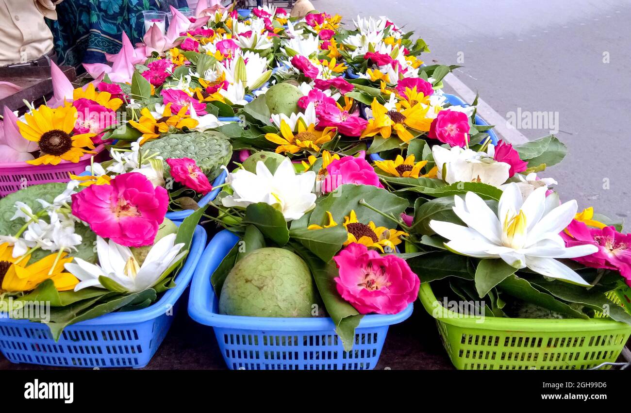 Blumen und Bela auf Korb Opfergaben für hinduistische religiöse Zeremonie oder Shivratri Festival in indien Stockfoto