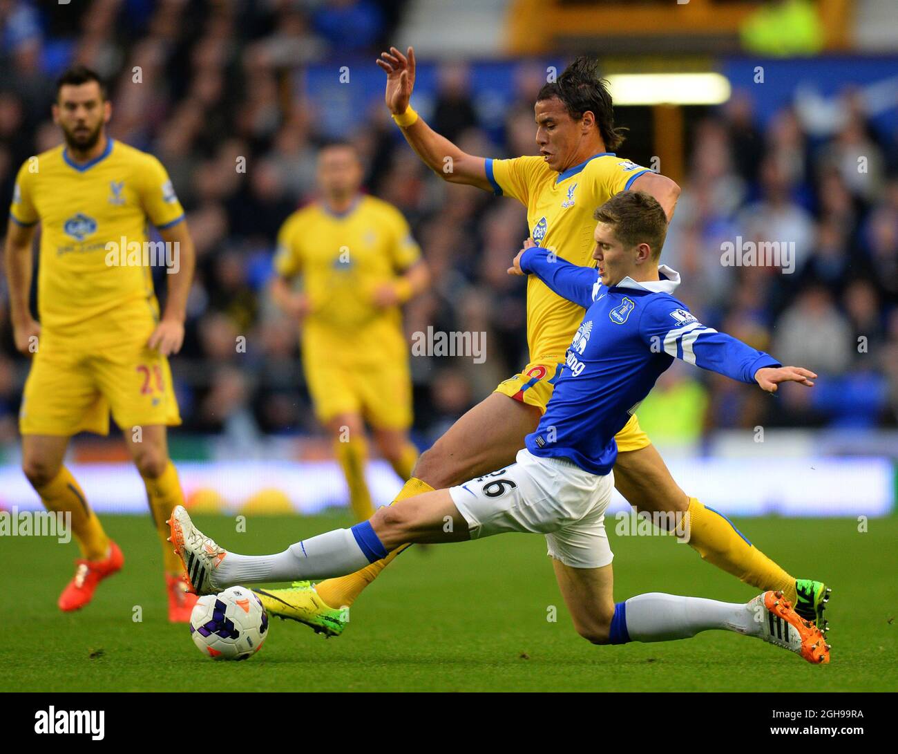 Marouane Chamakh von Crystal Palace wurde am 16. April 2014 von John Stones of Everton während des Barclays Premier League-Spiels zwischen Manchester City und West Bromwich Albion im Goodison Park in Liverpool, Großbritannien, angegangen. Stockfoto