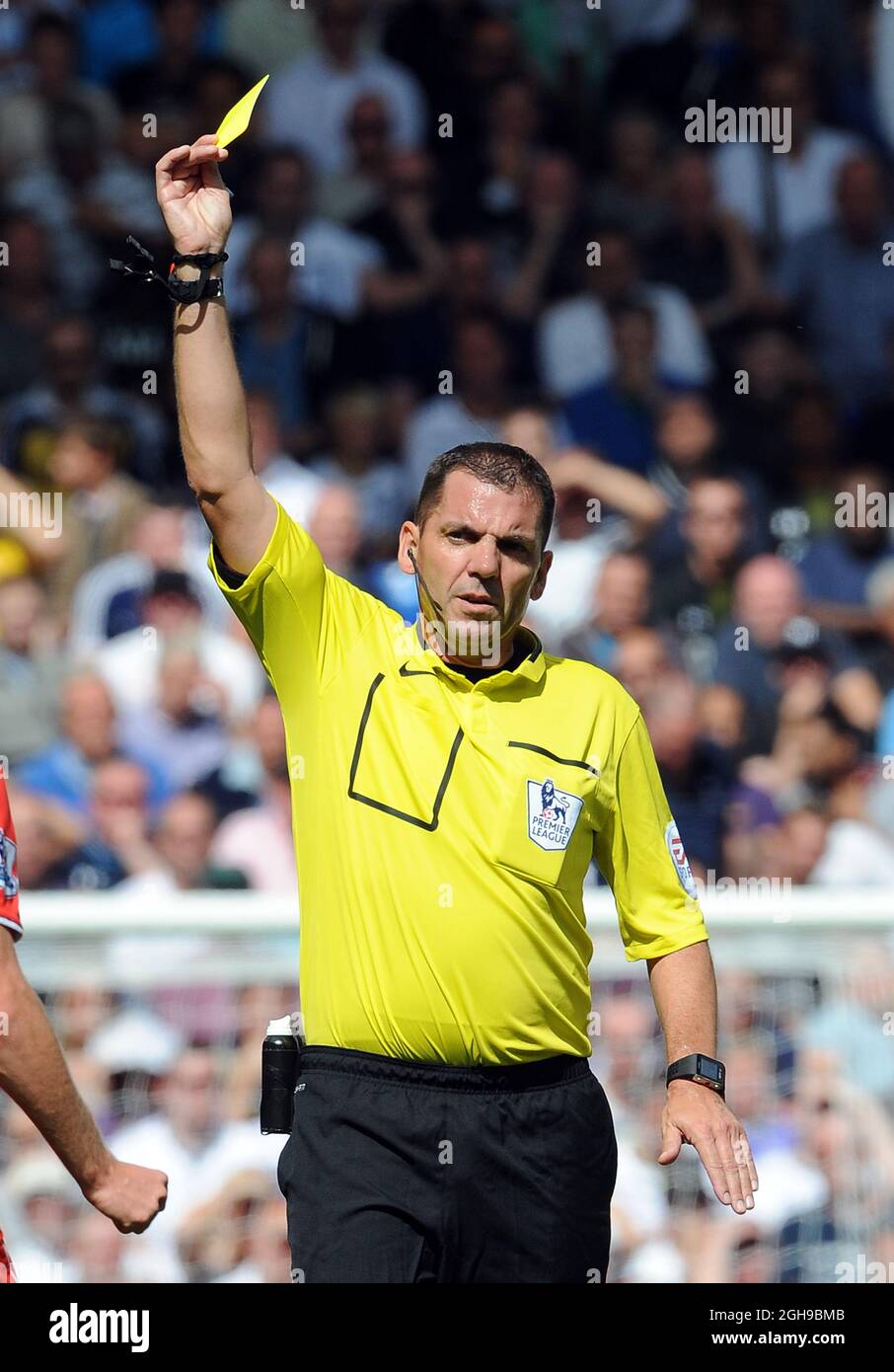 Schiedsrichter Phil Dowd während des Barclays Premier League-Spiels zwischen Tottenham und Liverpool im White Hart Lane Stadium in London, England, am 31. August 2014. Foto: Robin ParkerSportimage Stockfoto