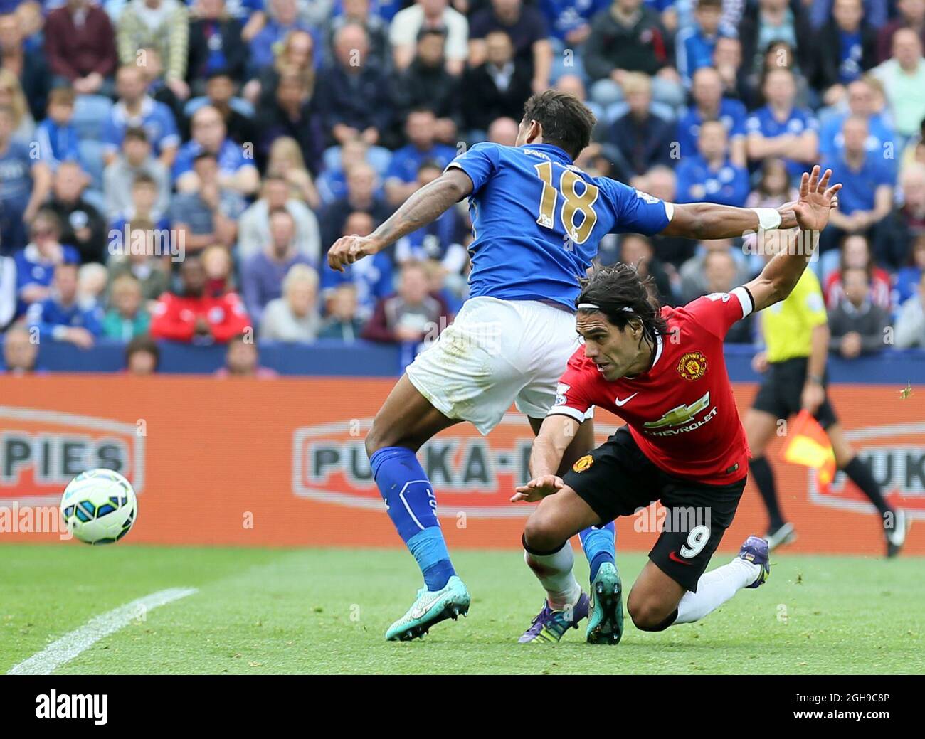 Radamel Falcao aus Manchester Vereinigte sich während des Spiels der Barclays Premier League im King Power Stadium am 21. September 2014 mit Liam Moore aus Leicester City. Stockfoto