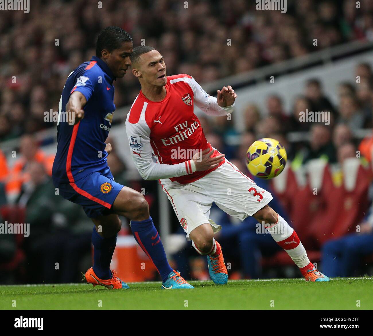 Kieran Gibbs von Arsenal tötelt mit Antonio Valencia von Manchester United während des Spiels der Barclays Premier League zwischen Arsenal und Manchester United im Emirates Stadium, London, am 22. November 2014. Stockfoto