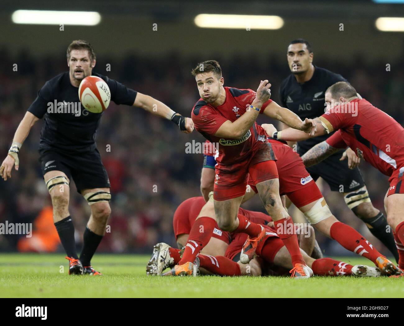 Rhys Webb aus Wales liefert aus einem Ruck während des Dove Men Series-Spiels zwischen Wales und Neuseeland am 22. November 2014 im Millennium Stadium, Cardiff, wales. Stockfoto