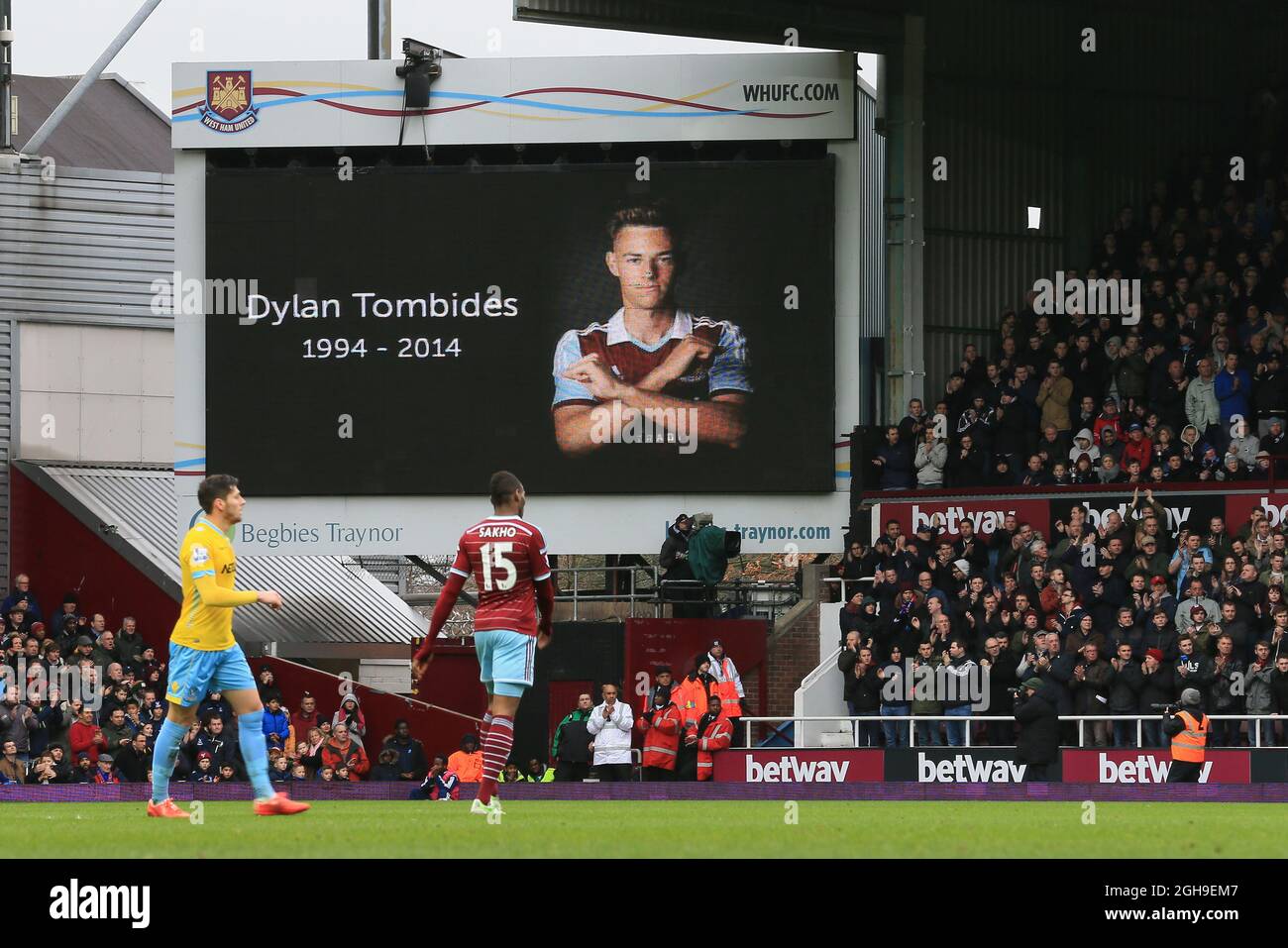 Die Fans von West Ham haben eine Minute Applaus in Erinnerung an Dylan Tombides während des Barclays Premier League-Spiels zwischen West Ham United und Crystal Palace, das am 28. Februar 2015 im Upton Park in London stattfand. Stockfoto