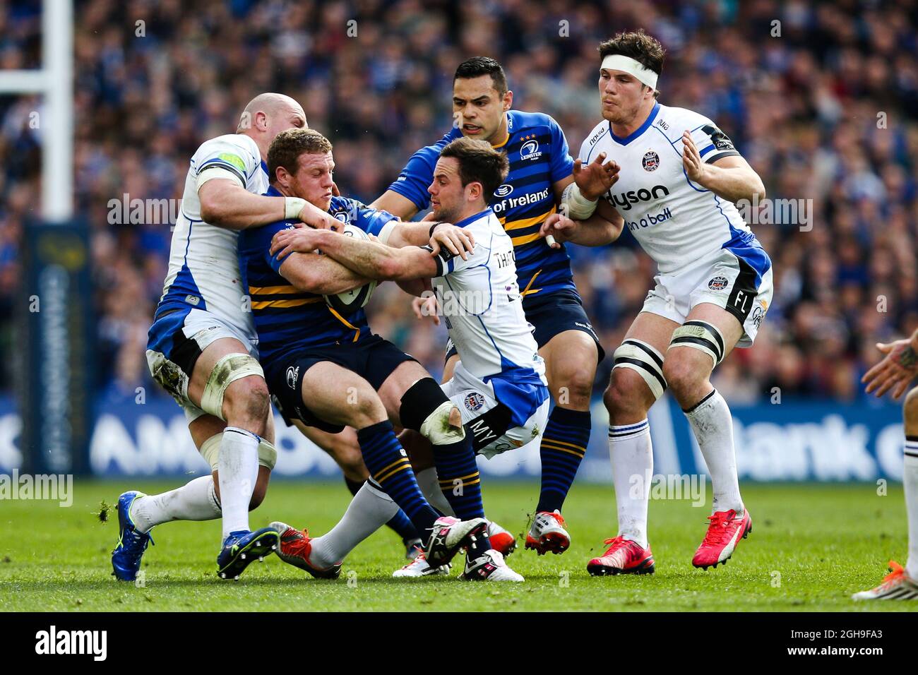 Leinster's Sean Cronin und Bath's Micky Young beim European Rugby Champions Cup, Viertelfinale zwischen Leinster und Bath am 04. April 2015 im Aviva Stadium in Dublin. Charlie Forgham-Bailey Stockfoto