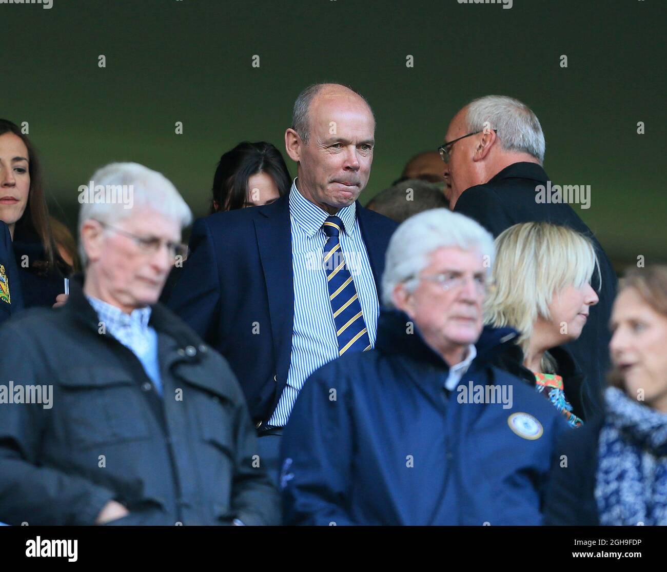 Sir Clive Woodward, ehemaliger Rugby-Manager aus England, beobachtet das Spiel der Barclays Premier League zwischen Chelsea und Manchester United am 18. April 2015 in der Stamford Bridge, London. Bild David KleinSportimage. Stockfoto