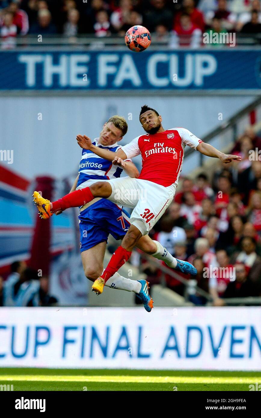 Francis Coquelin von Arsenal und Pavel Pogrebnyak von Reading beim Halbfinale des FA Cup zwischen Reading und Arsenal am 18. April 2015 im Wembley Stadium, London. PIC Charlie Forgham-BaileySportimage. Stockfoto