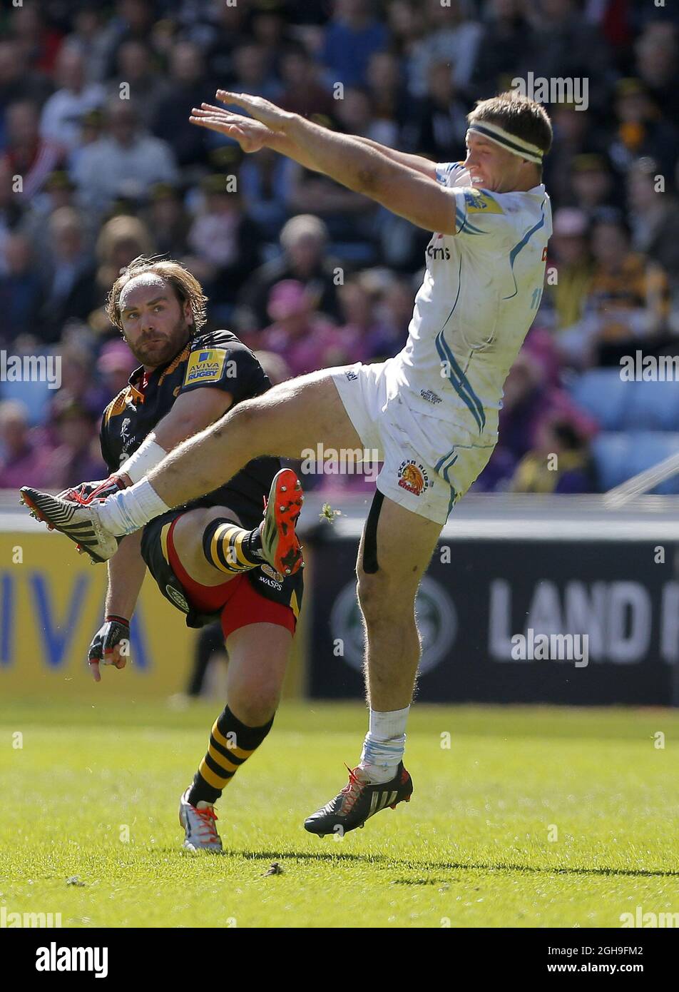 Andy Goode von Wesps hat beim Rugby Union-Spiel der Aviva Premiership zwischen Wesps und Exeter Chiefs am 26. April 2015 in der Ricoh Arena, coventry, einen aufgeladenen Kick. Stockfoto