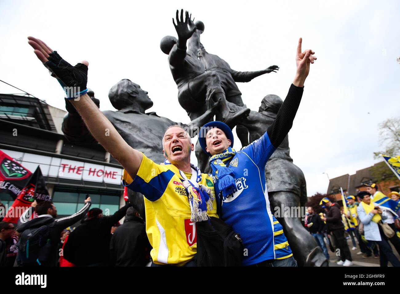 Clermont-Fans singen am 2. Mai 2015 vor dem Stadion beim Finale des European Rugby Champions Cup 2015 zwischen ASM Clermont Auvergne und RC Toulon im Twickenham Stadium, London, Großbritannien. Charlie Forgham-Bailey Stockfoto