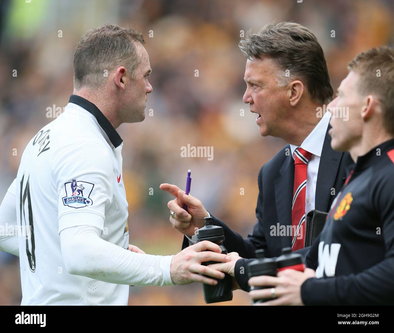 Louis van Gaal-Manager von Manchester United spricht mit Wayne Rooney von Manchester United nach der roten Karte für Mauroane Fellaini während des Barclays Premier League-Spiels zwischen Hull City und Manchester United im KC Stadium, Hull am 24. Mai 2015. Picture: Simon Bellis. Stockfoto