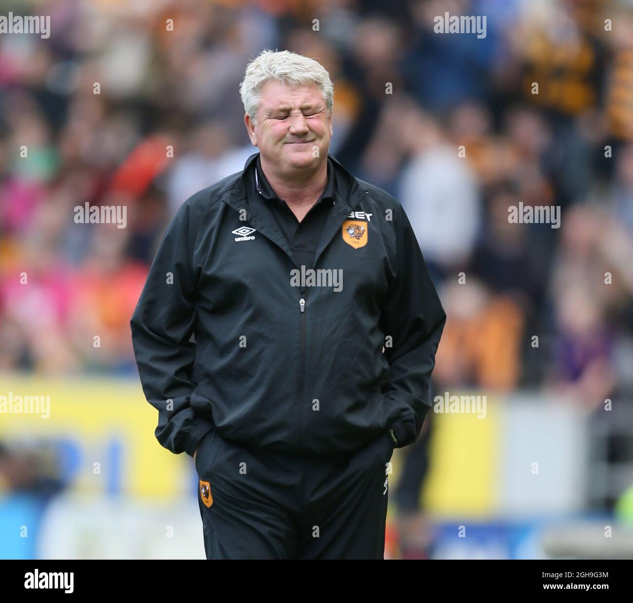 Steve Bruce, Manager von Hull City, reagiert nach einer verpassten Gelegenheit während des Barclays Premier League-Spiels zwischen Hull City und Manchester United am 24. Mai 2015 im KC Stadium, Hull. Picture: Simon Bellis. Stockfoto