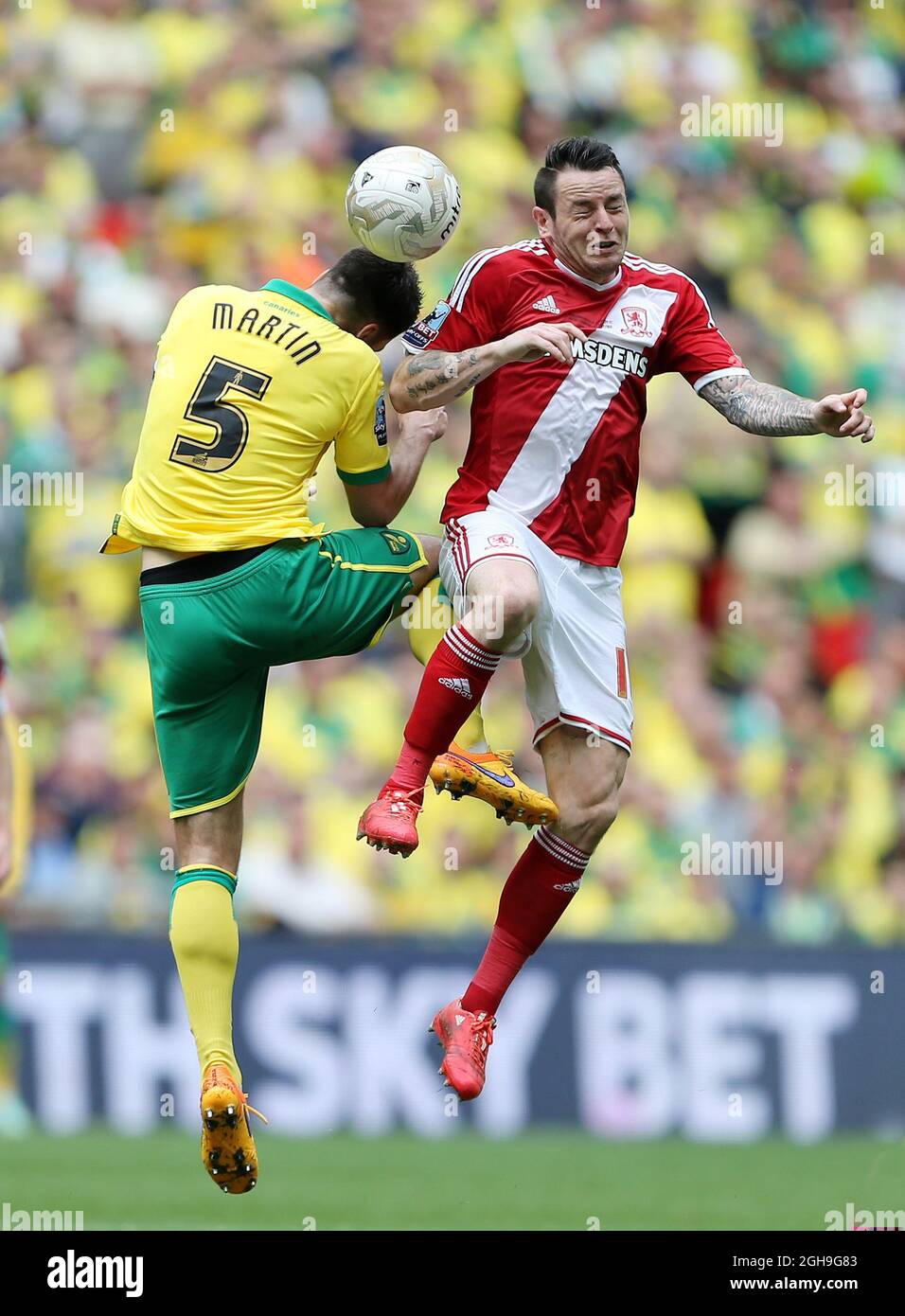 Lee Tomlin von Middlesbrough und Russell Martin von Norwich während des Sky Bet Championship Playoff-Finalmatches zwischen Middlesbrough und Norwich City im Wembley Stadium, London, Großbritannien, am 25. Mai 2015. Stadtbild David Klein. Stockfoto