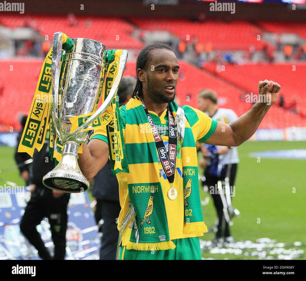 Norwich's Cameron Jerome feiert mit der Trophäe während des Sky Bet Championship Playoff Final Matches zwischen Middlesbrough und Norwich City am 25. Mai 2015 im Wembley Stadium, London, Großbritannien. Stadtbild David Klein. Stockfoto