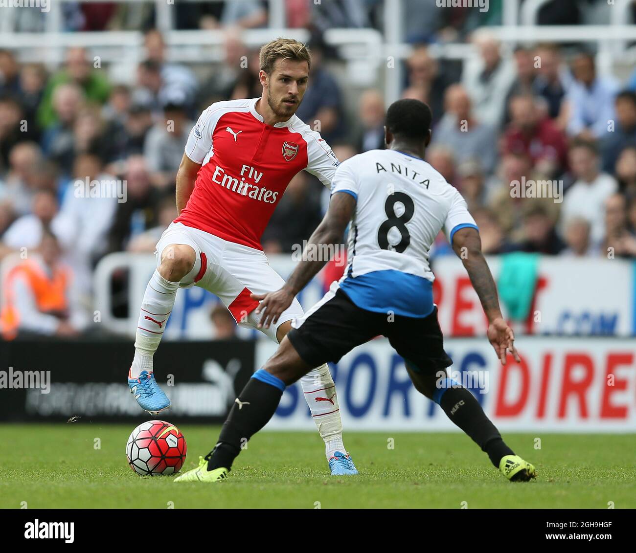 Bild #: 39153364 Aug. 29, 2015 - Newcastle, Vereinigtes Königreich - Aaron Ramsey aus Arsenal gestoppt von Vurnon Anita aus Newcastle United - English Premier League - Newcastle Utd gegen Arsenal - St James' Park Stadium - Newcastle - England - 28. August 2015 - Bild Simon Bellis Stockfoto