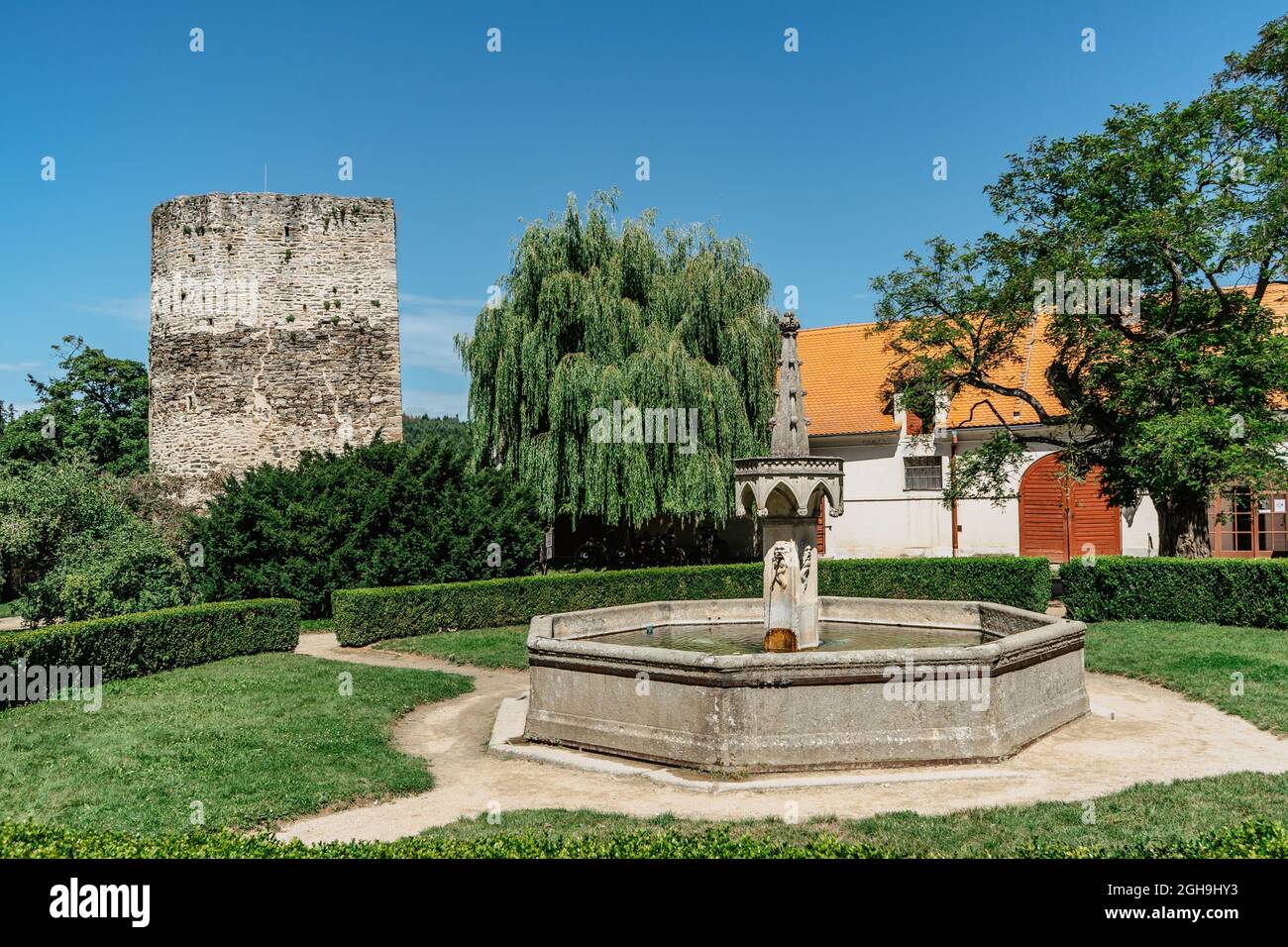 Bitov, Tschechische Republik-August 7,2021.Hof der Burg Bitov mit Brunnen und alten Steinturm.Tschechische Burg auf steilen Felsvorsprung hoch über Mäander Stockfoto