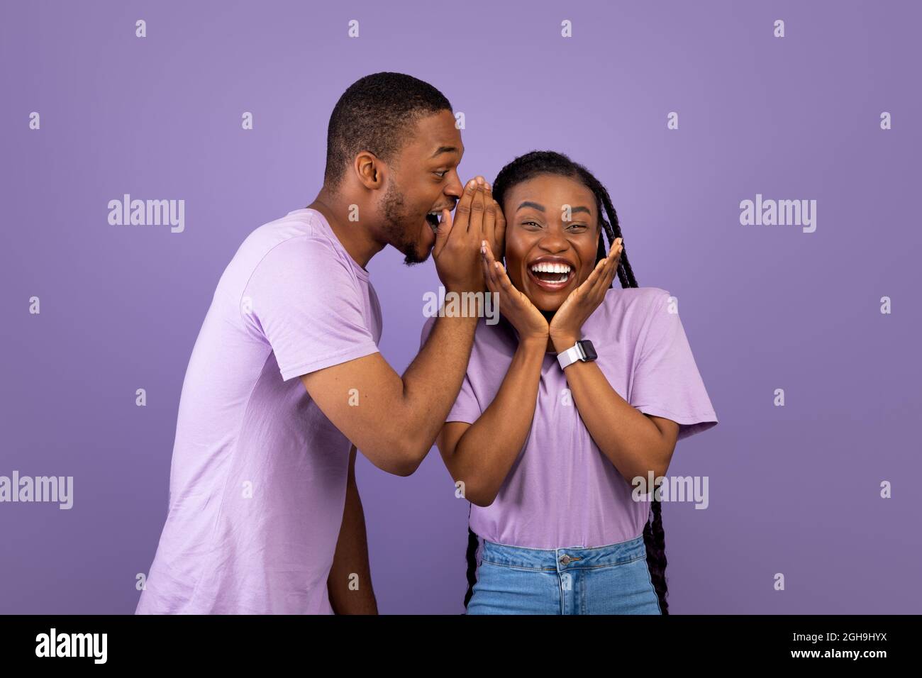 Black Man Teilen Nachrichten Mit Seiner Aufgeregt Freundin Whispering Zu Ohr Stockfoto