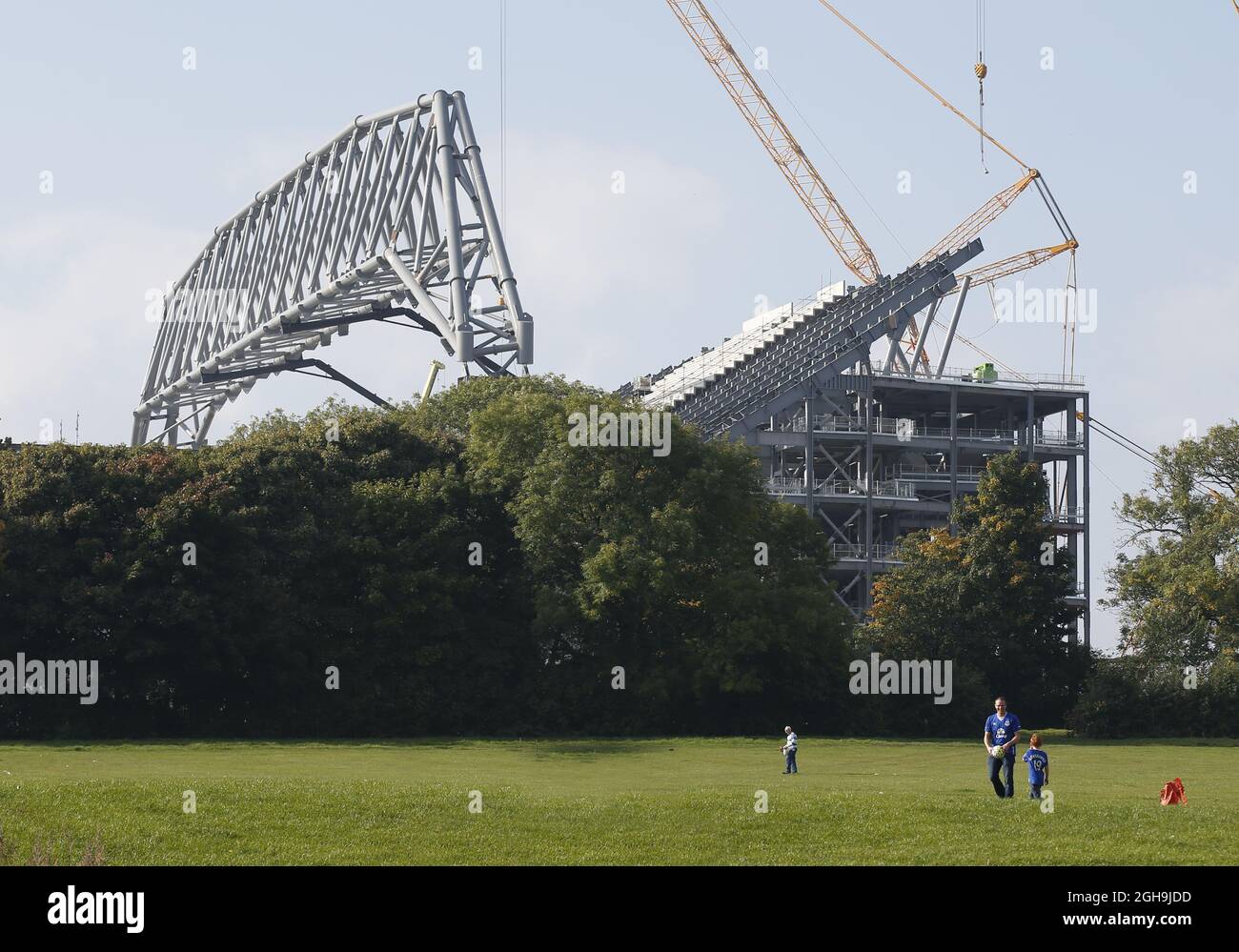 Bild #: 39901015 4. Oktober 2015 - Liverpool, Vereinigtes Königreich - Everton-Fans spielen im Stanley Park im Schatten des neuen Anfield-Standes - English Premier League - Everton vs Liverpool - Goodison Park Stadium - Liverpool - England - 04. Oktober 2015 Stockfoto