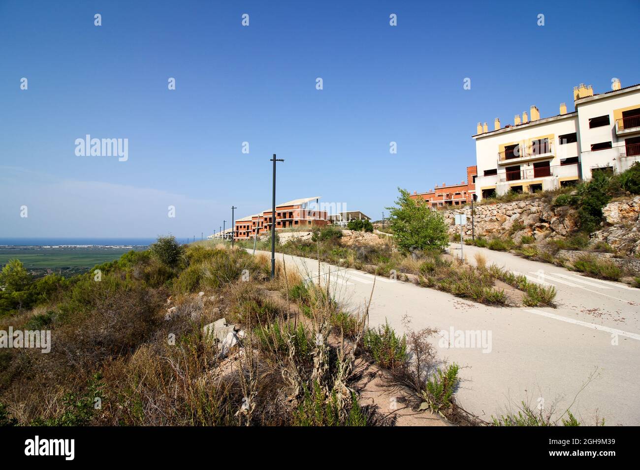 Verlassene Häuser am Rande einer ganzen Geisterstadt in Spanien (Verlorener Ort) Stockfoto