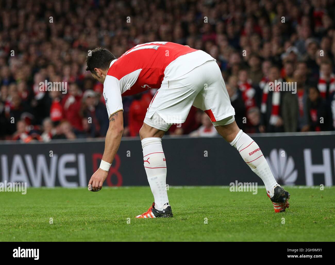 Image #: 40997533 Nov. 8, 2015 - London, Vereinigtes Königreich - Arsenals Mesut Ozil nimmt eine zerquetschte Bierkanne auf ihn.Barclays Premier League - Arsenal vs Tottenham Hotspur - Emirates Stadium - England - 8. November 2015 - Picture David Klein Stockfoto