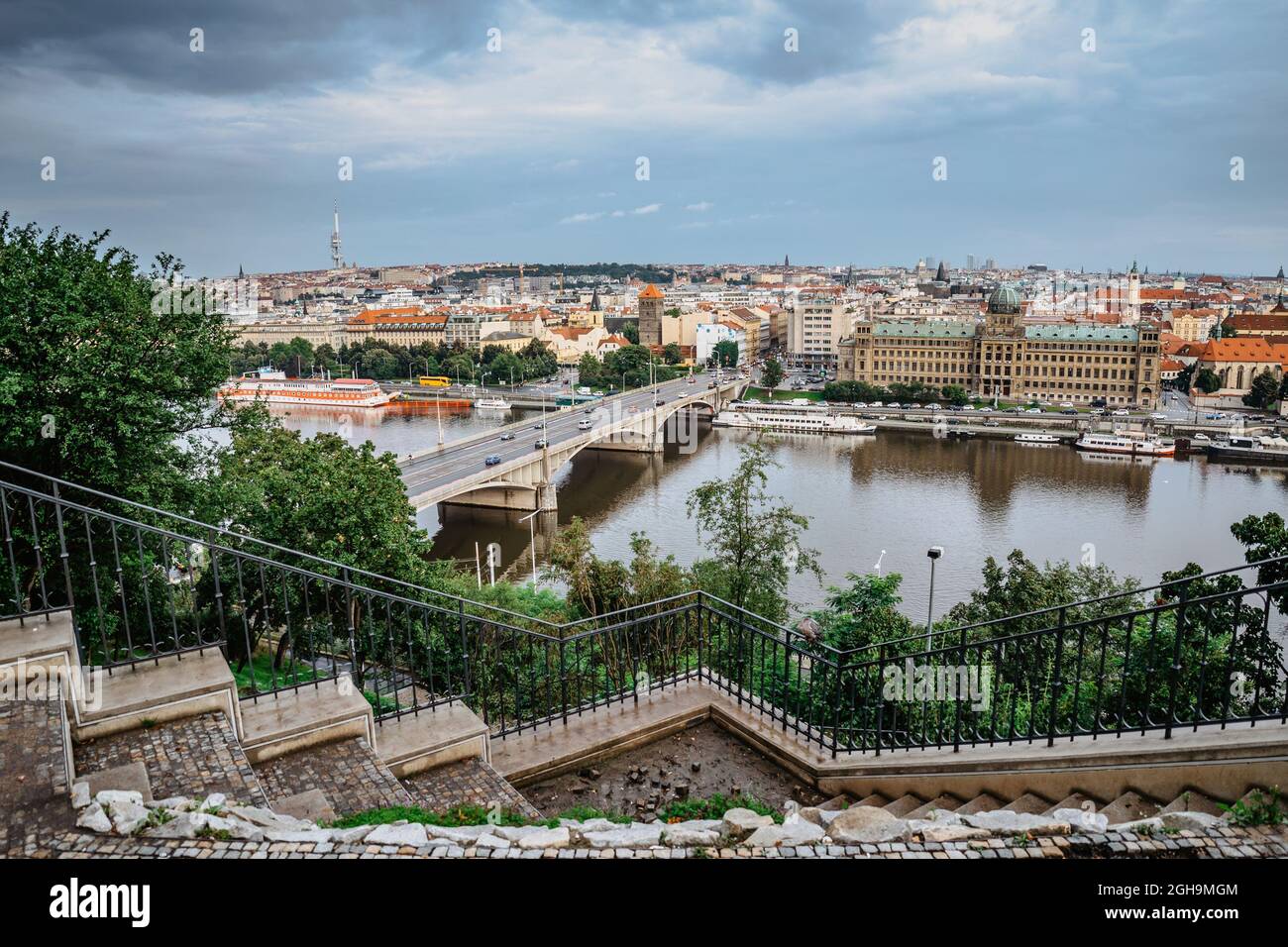 Blick auf Prag vom Letna Park, Tschechische Republik. Prag Panorama an bewölktem regnerischen Tag. Erstaunliche europäische Stadtlandschaft. Rote Dächer, TV-Turm, Moldau, Historica Stockfoto